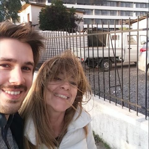Lucas De Gregorio con su mamá al recibir sus primeros departamentos de inversión