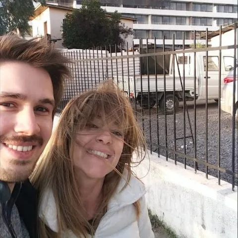 Lucas De Gregorio con su mamá al recibir sus primeros departamentos de inversión